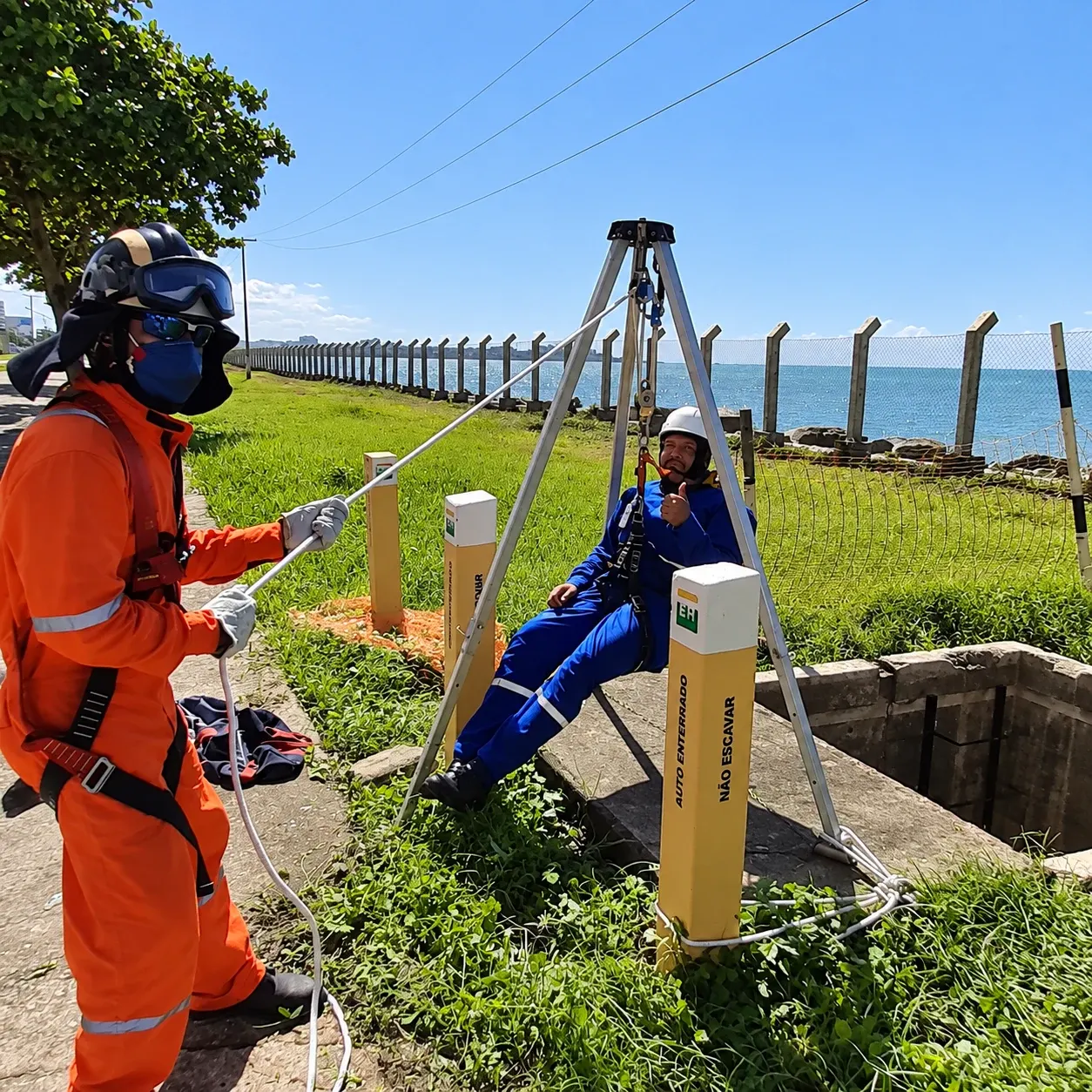 Equipe da Rotor em procedimento de entrada e resgate em espaço confinado, com tripé, corda e talabarte, conforme NR-33